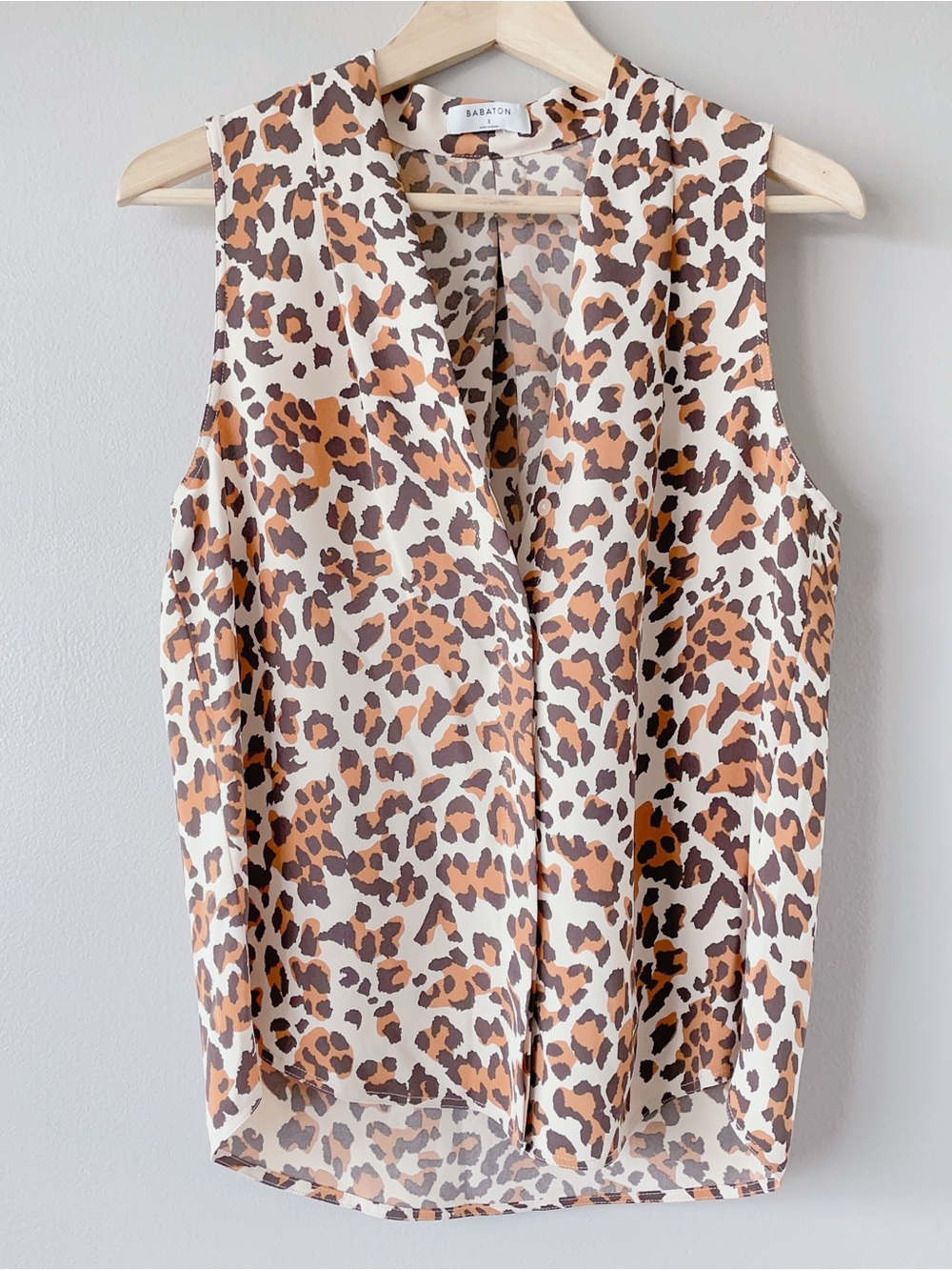 Aritzia Babaton shirt Sleeveless Leopard Print V-Neck Tank Top women’s small